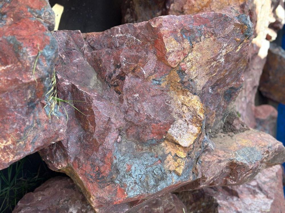 Камни для ландшафтного дизайна красно-фиолетовые 10-60 килограмм купить в Петрозаводске