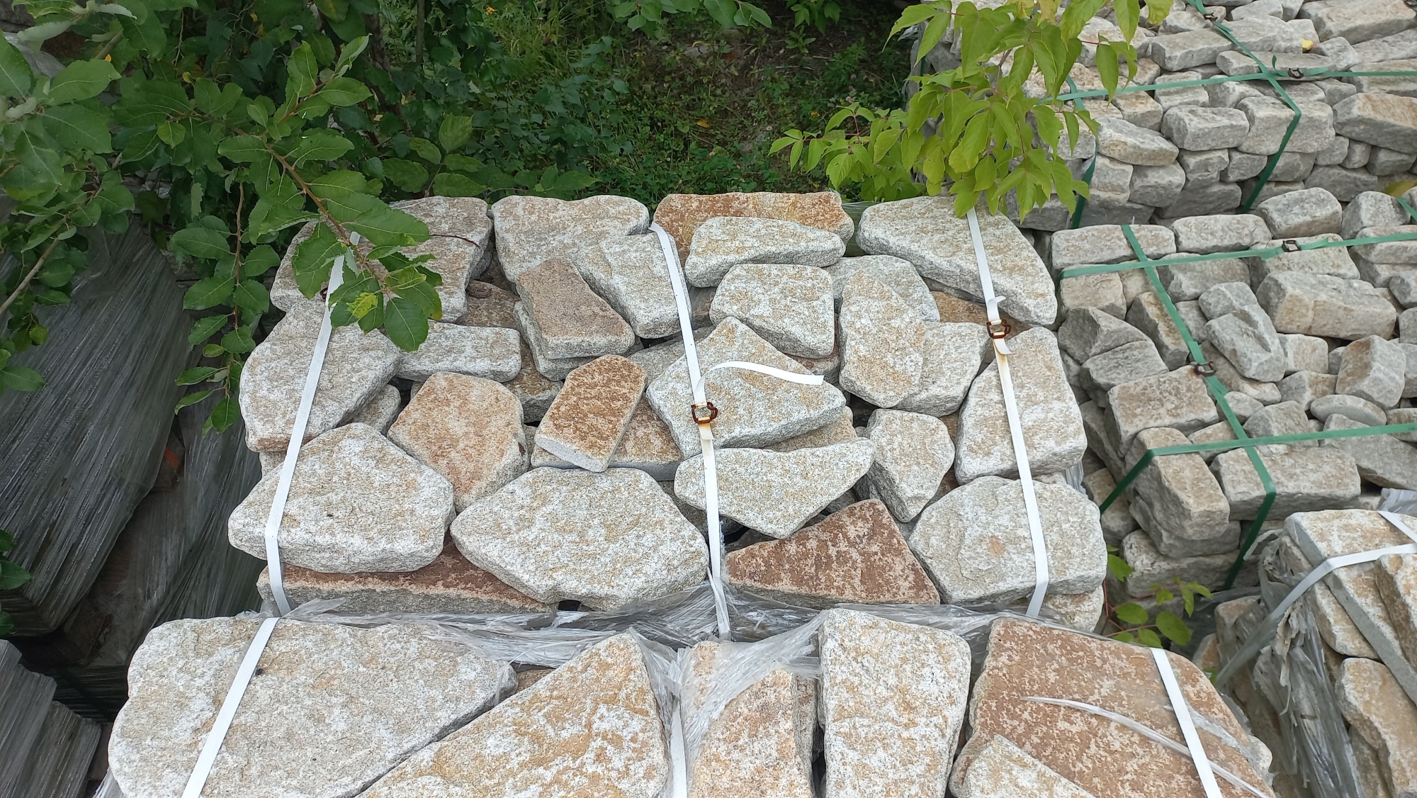 Плитняк галтованный гранитный для ландшафтного дизайна купить в Петрозаводске