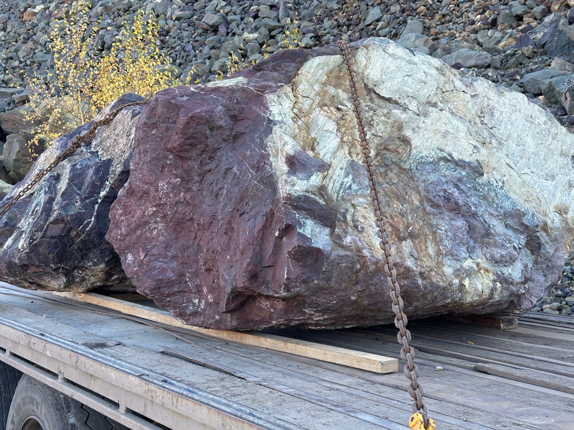 Огромные красно-фиолетовые валуны для ландшафтного дизайна весом более 5 тонн купить в Петрозаводске