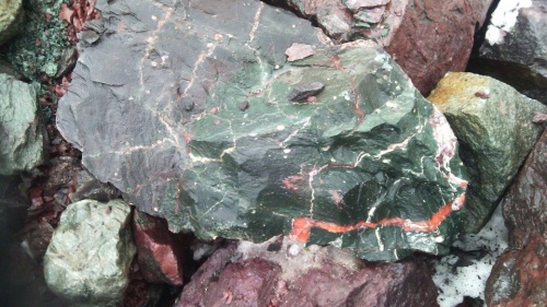 Гигантские зелёные валуны для ландшафтного дизайна весом более 5 тонн купить в Петрозаводске