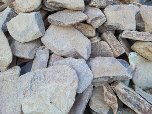 Златолит жёлтый, жёлто-зелёный глыбки и валуны для ланшафтного дизайна купить в Петрозаводске