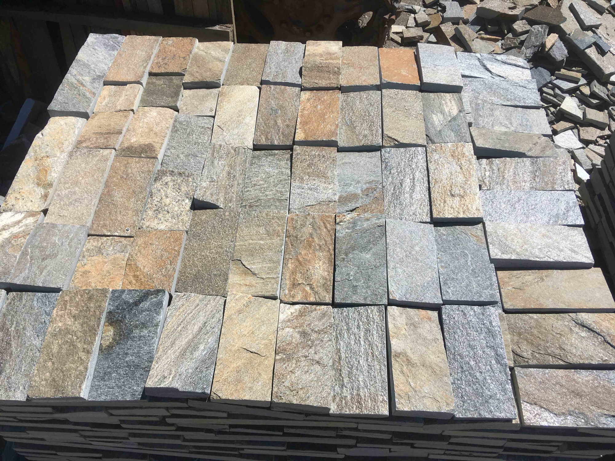 Плитка пилёная златолит Уральский для цоколя, отмостки купить в Петрозаводске