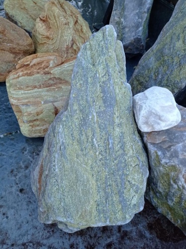 Златолит жёлтый, жёлто-зелёный глыбки и валуны для ланшафтного дизайна купить в Петрозаводске