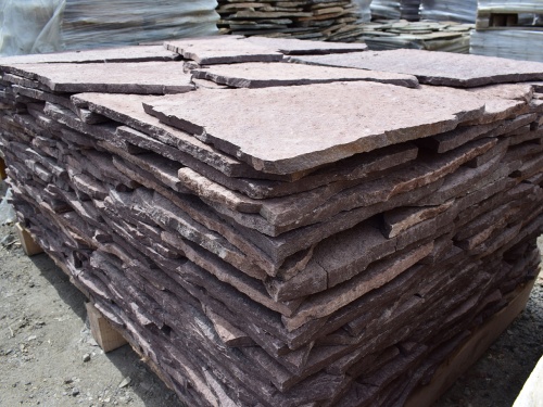 Плитняк лемезит бордовый для облицовки цоколя 20-25 мм  купить в Петрозаводске