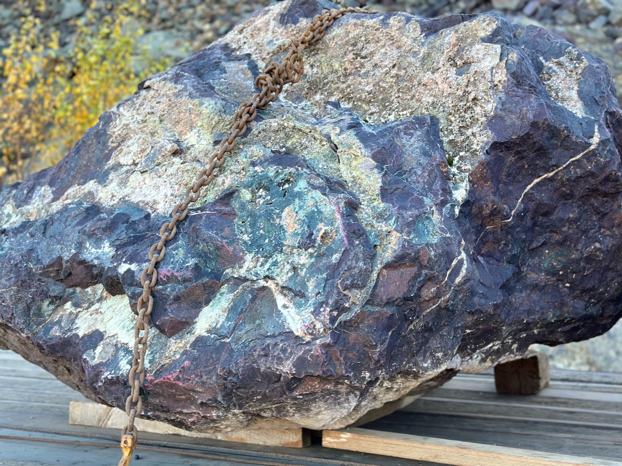 Огромные красно-фиолетовые валуны для ландшафтного дизайна весом более 5 тонн купить в Петрозаводске