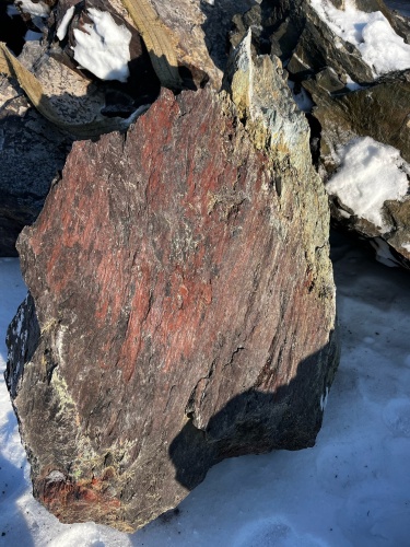 Ландшафтные глыбы красно-фиолетовые 200-1000 килограмм купить в Петрозаводске