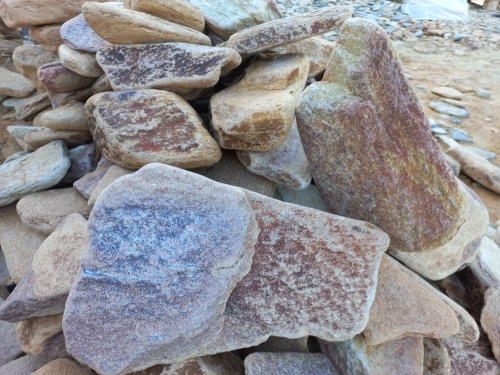 Златолит жёлтый, жёлто-зелёный глыбки и валуны для ланшафтного дизайна купить в Петрозаводске