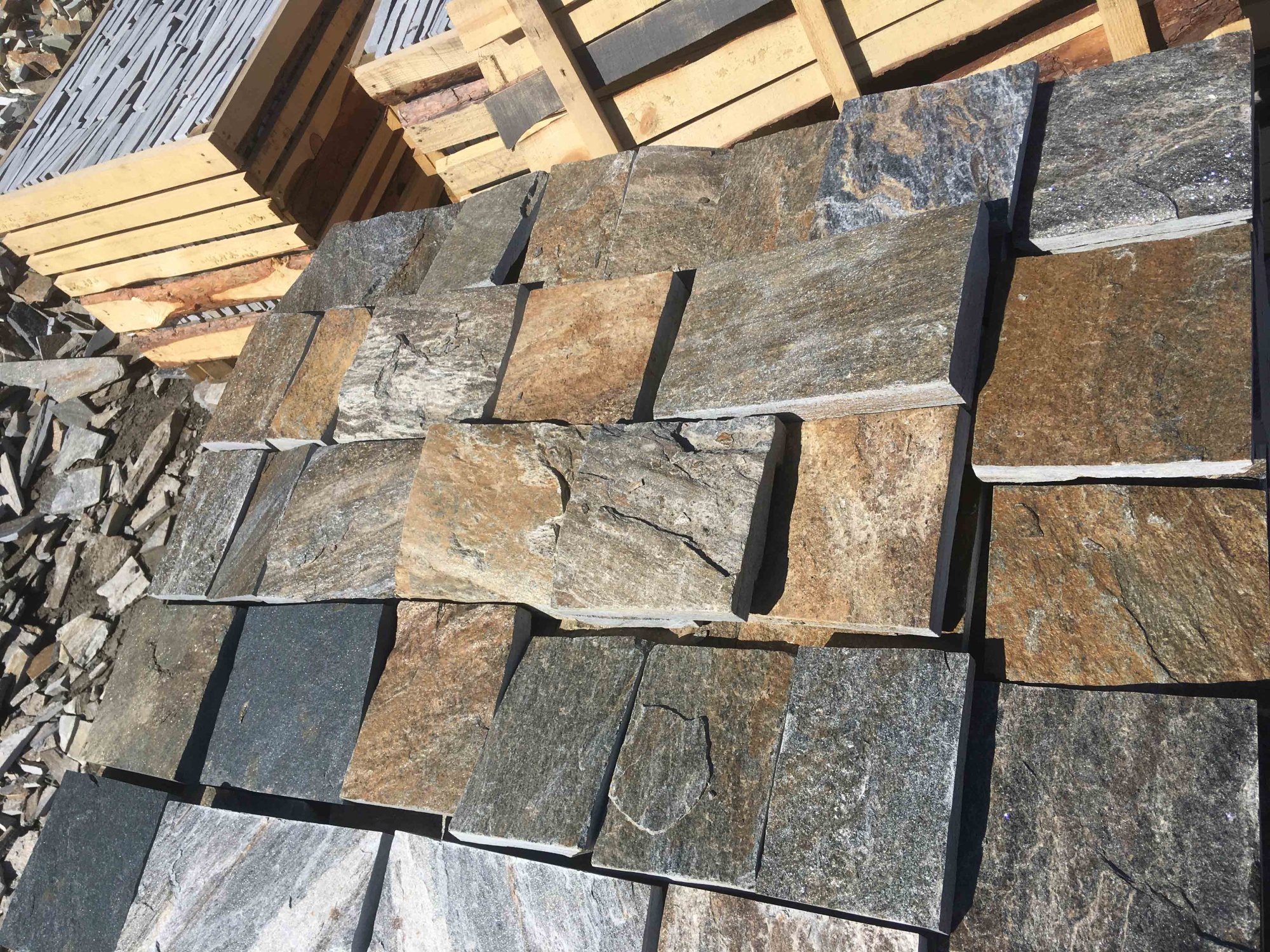 Плитка пилёная златолит Уральский для цоколя, отмостки купить в Петрозаводске