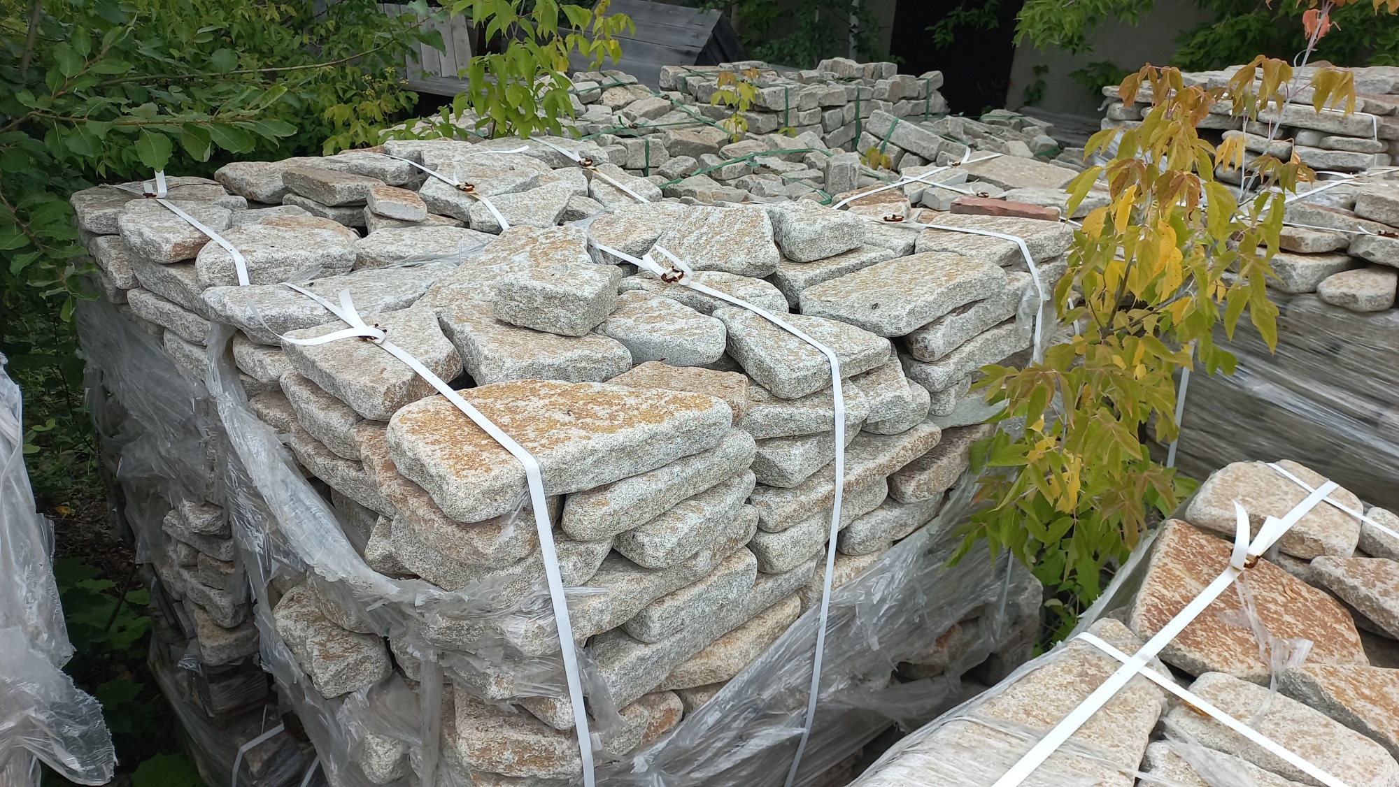 Плитняк галтованный гранитный для ландшафтного дизайна купить в Петрозаводске