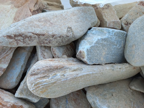 Златолит жёлтый, жёлто-зелёный глыбки и валуны для ланшафтного дизайна купить в Петрозаводске