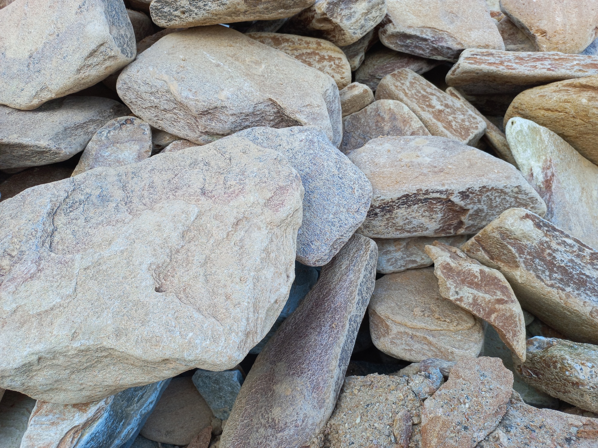 Златолит жёлтый, жёлто-зелёный глыбки и валуны для ланшафтного дизайна купить в Петрозаводске