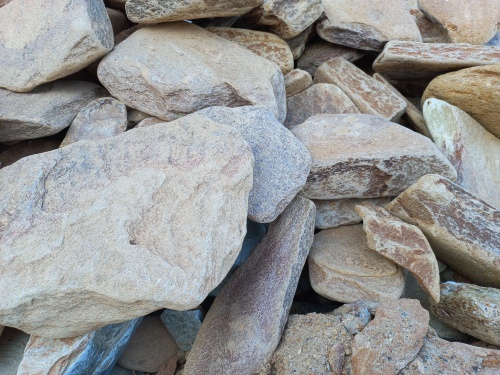 Златолит жёлтый, жёлто-зелёный глыбки и валуны для ланшафтного дизайна купить в Петрозаводске