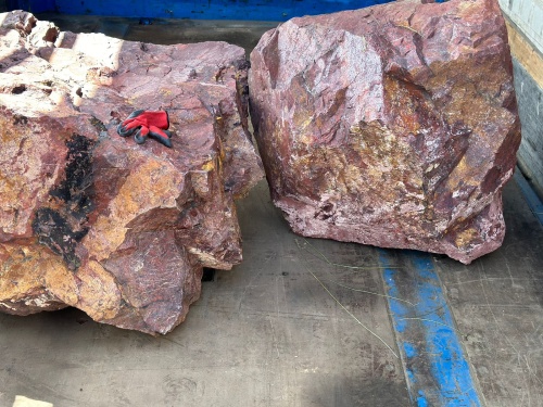 Ландшафтные глыбы красно-фиолетовые 200-1000 килограмм купить в Петрозаводске