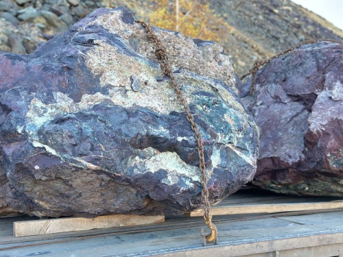 Огромные красно-фиолетовые валуны для ландшафтного дизайна весом более 5 тонн купить в Петрозаводске