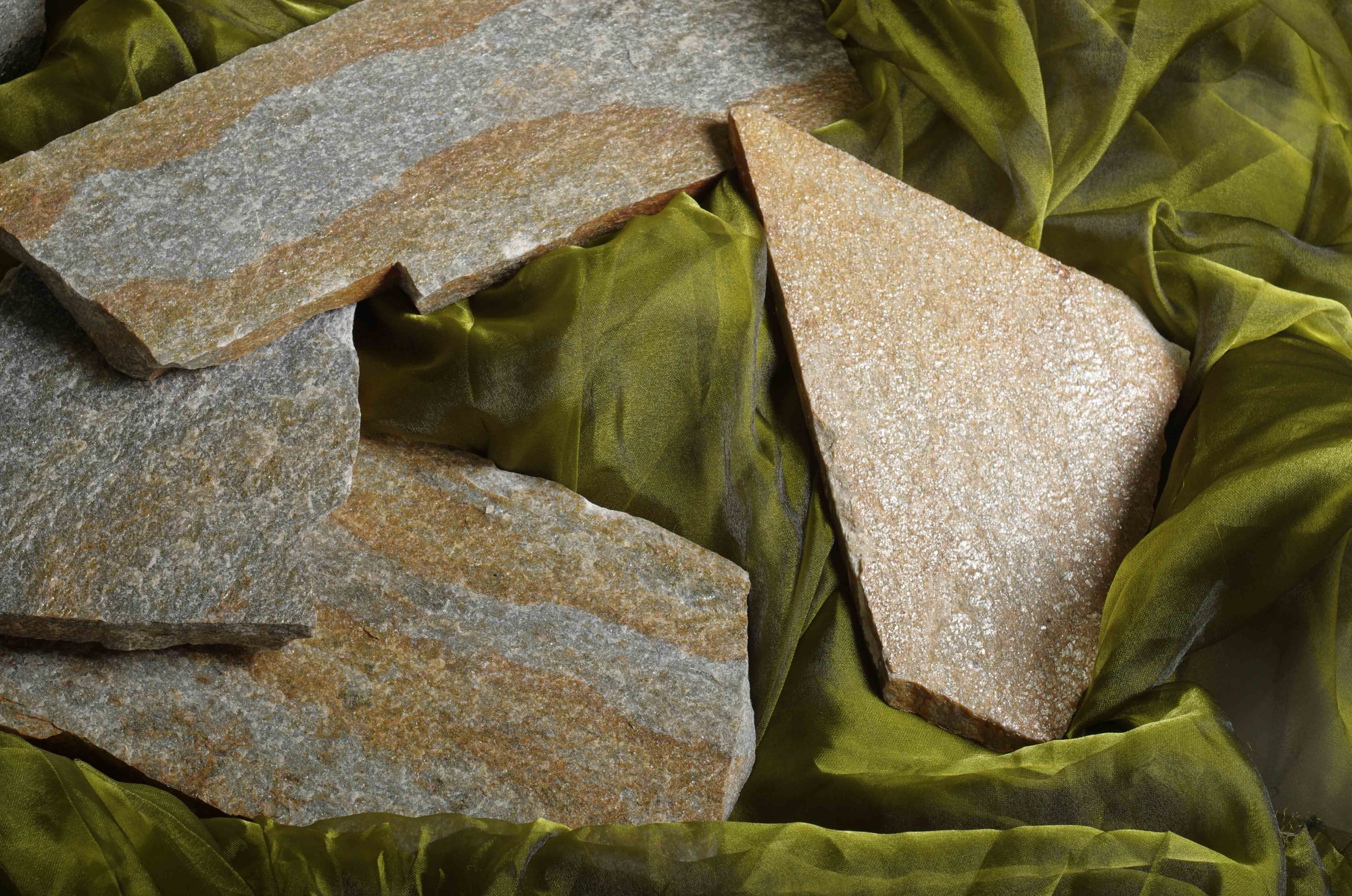 Плитняк златолит Уральский для цоколя, отмостки купить в Петрозаводске