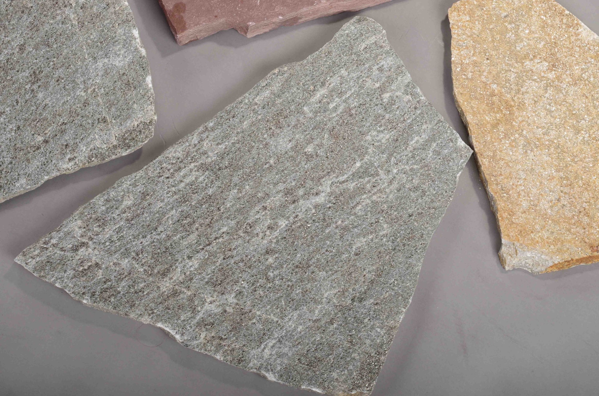 Плитняк златолит Уральский для цоколя, отмостки купить в Петрозаводске